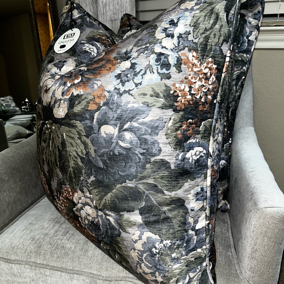 1-NWT CALLISTO HOME LUXURY VELVET FLORAL DESIGN DECORATIVE PILLOW - Picture 9 of 15